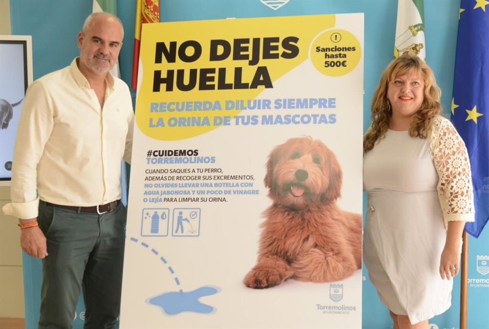 El concejal de Medio Ambiente, Salubridad Pública y Seguridad Ciudadana, Francisco Cerdán, y la concejala de Litosa, Avelina González, informan la campaña 'No dejes Huella'