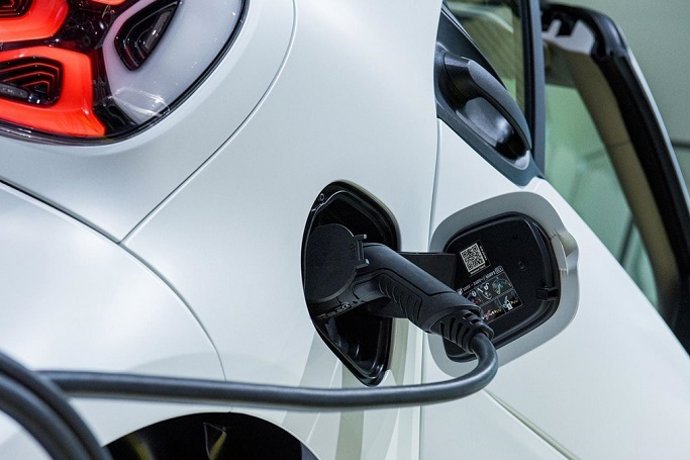 Archivo - Vehículo eléctrico cargando