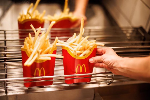 Archivo - FILED - 02 December 2021, Bavaria, Munich: An employee places a box of French fries in a grid at a branch of the McDonald's fast food chain.  McDonald's Japan has said it will start to offer smaller portions of its French fries due to the disrup
