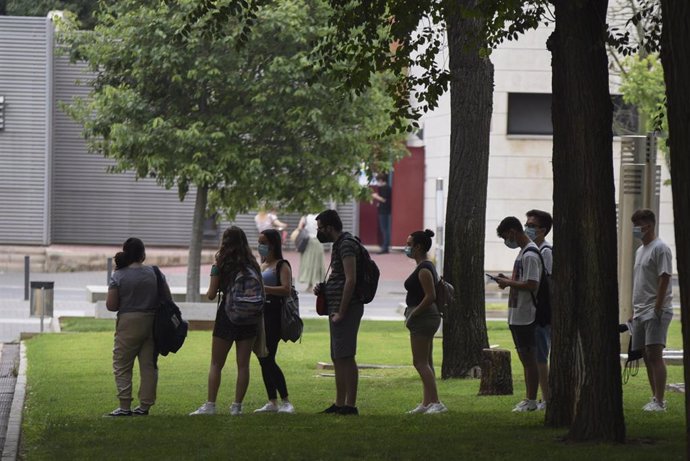 Archivo - Un grupo de estudiantes en una imagen de archivo