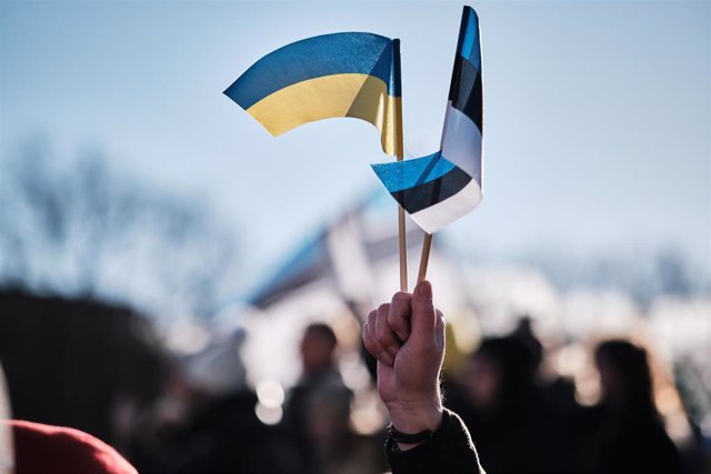 Archivo - Banderas de Ucrania y Estonia