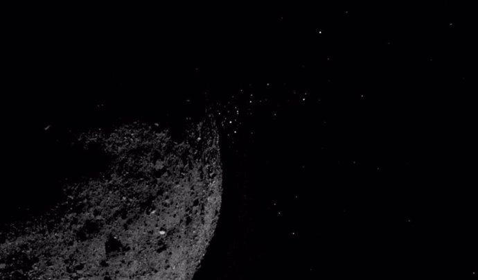 La nave espacial OSIRIS-REx de la NASA observó con frecuencia guijarros expulsados de la superficie del asteroide Bennu. Esta observación inspiró este estudio.