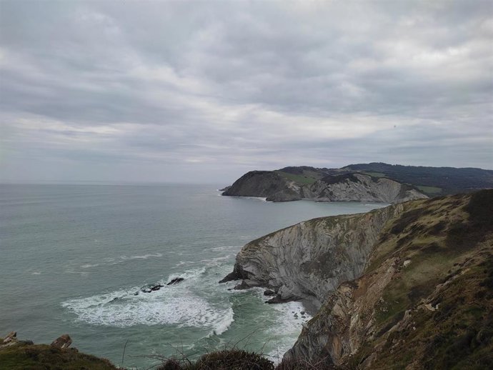 Jornada nubosa en la costa de Bizkaia (archivo)