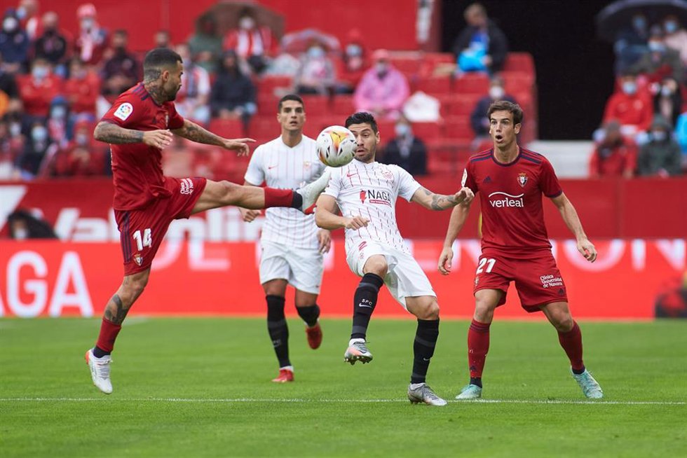 Archivo - Rubén García, de Osasuna, y Gonzalo Montiel, del Sevilla, pelean en un balón en el Sevilla - Osasuna de la temporada pasada
