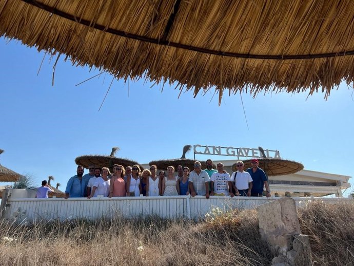 Prohens reúne al PP de Muro en Can Gavella como muestra de apoyo a los chiringuitos y restaurantes de playa.