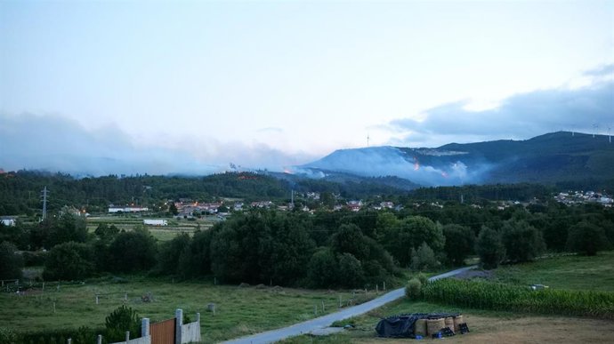 Vista del incendio forestal cercando a la localidad pontevedresa de Villagarcía de Arousa desde el Hospital de Salnes, en el concello de Villagarcía de Arousa, Pontevedra, Galicia (España). El incendio forestal declarado en la tarde de ayer en el monte 