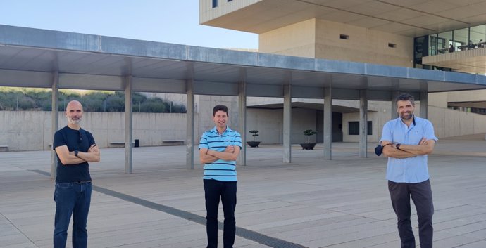 Los investigadores del proyecto Francisco Cañadas, Pedro Vera y Julio Carabinas, en el Campus de Linares