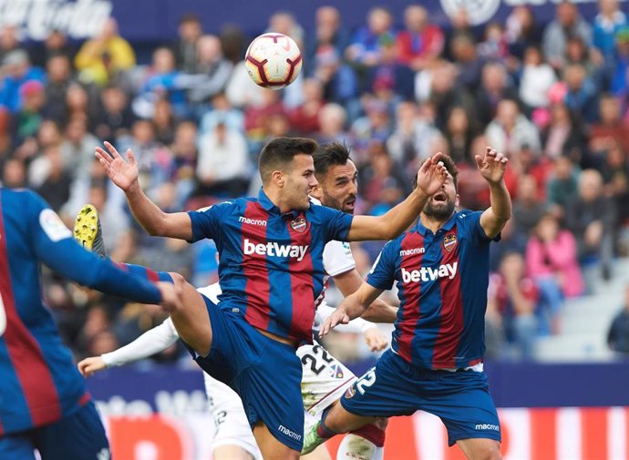 Archivo - Rober Pier, jugador del Levante, en un partido ante el Huesca de la temporada 2018-19