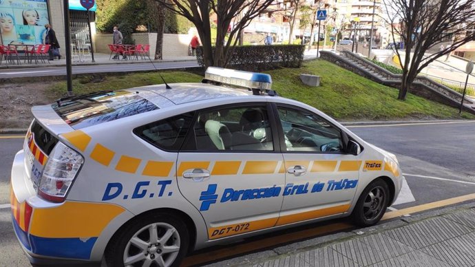 Archivo - Coche de la Dirección General de Tráfico (DGT) en Oviedo