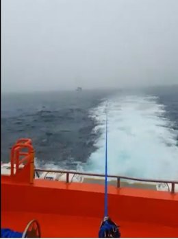 Salvamento Marítimo remolca a un velero tras sufrir un incidente con orcas