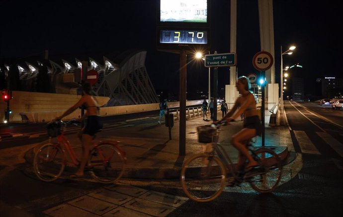 Un termómetro marca 37 grados por la noche en Valncia