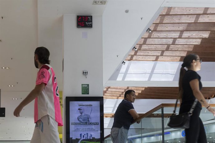Termómetro a 27 grados en un centro comercial tras la entrada en vigor de las primeras medidas del Plan de medidas de Ahorro y Eficiencia Energética de la Administración General del Estado (AGE). 