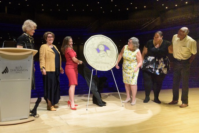 From left to right: Phyllis Clark, Chair of the Royal Canadian Mint (RCM) Board of Directors, Marie Lemay, RCM President and CEO, The Honourable Chrystia Freeland, Deputy Prime Minister and Minister of Finance, Kelly Peterson, Céline Peterson and Norman