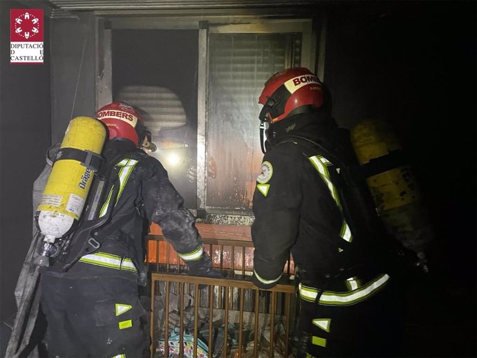 Bomberos del CPBC durante el incendio en Onda.