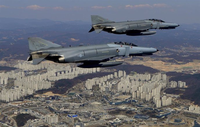 Archivo - 02 April 2019, South Korea, Sejong: Chief of Staff of the Republic of Korea Air Force General Lee Wang-keun flies on board an F-4E Phantom fighter during a patrol flight over the Government Complex Sejong. Photo: -/YNA/dpa