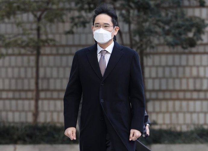 Archivo - 13 January 2022, South Korea, Seoul: Samsung Electronics Co. Vice Chairman Lee Jae-yong arrives at the Seoul Central District Court to attend a hearing over his alleged involvement in accounting fraud and stock manipulation cases during a merg