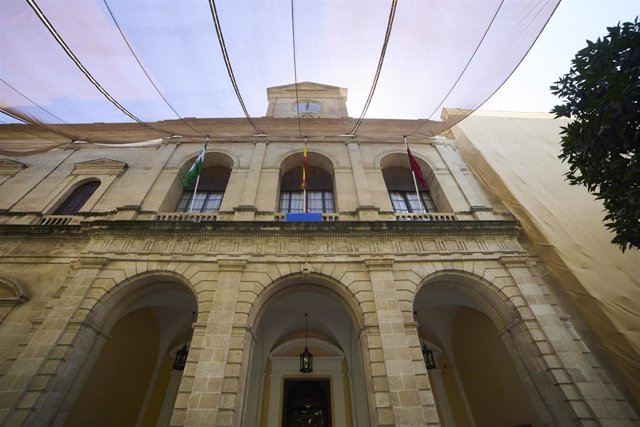 Archivo - Detalle de la fachada principal del Ayuntamiento de Sevilla