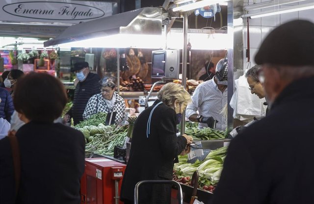 Archivo - Varios personas en el Mercado Central de València