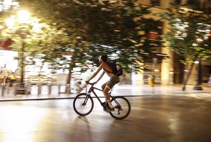 Una persona montada en bici, a 10 de agosto de 2022, en Valencia, Comunidad Valenciana (España). Según la Aemet, el próximo 12 de agosto, Valencia registrará una subida notable de las temperaturas pudiendo llegar hasta los 40 grados, situación que eleva