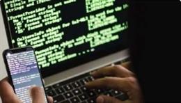 Imagen  de una persona trabajando en un ordenador.