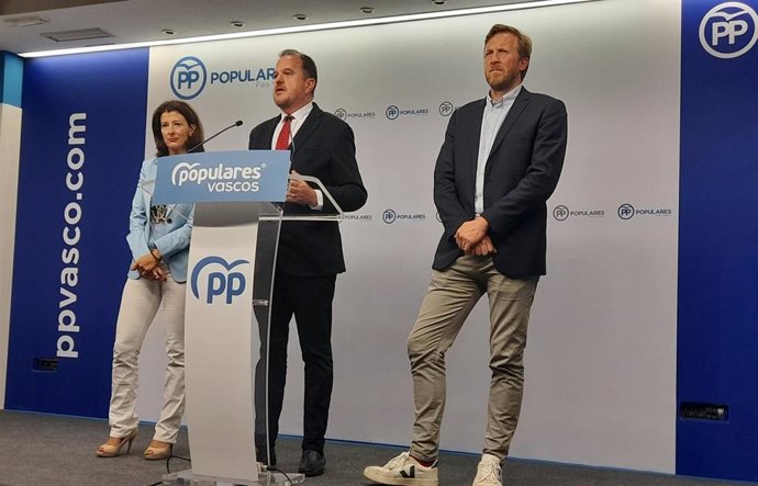 Archivo - Laura Garrido, junto a Carlos Iturgaiz y Borja Corominas