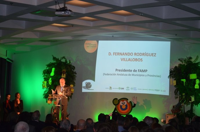 El presidente de la Diputación de Sevilla y de la FAMP, Fernando Rodríguez Villalobos, en una imagen de la entrega de los premios RAEE.
