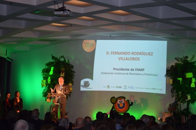 El presidente de la Diputación de Sevilla y de la FAMP, Fernando Rodríguez Villalobos, en una imagen de la entrega de los premios RAEE.