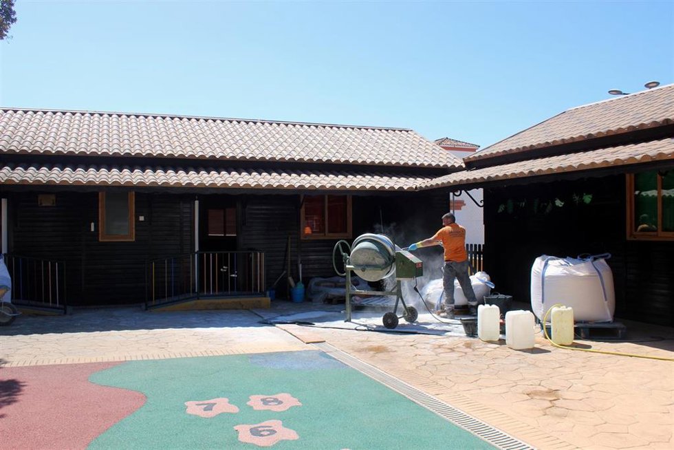 Operario acomete mejoras en un colegio de Estepona
