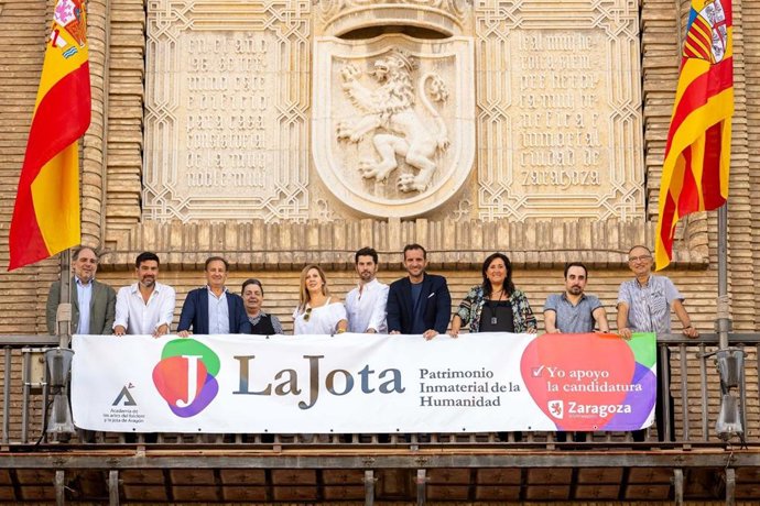 El balcón principal del Ayuntamiento de Zaragoza luce una pancarta de apoyo a la jota.