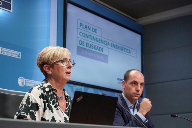 La consejera Arantxa Tapia y el viceconsejero de Industria, Mikel Amundarain, presentan ante los medios de comunicación el primer borrador del Plan de Contingencia Energética de Euskadi
