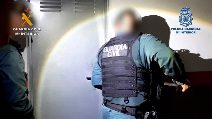 Agentes de la Guardia Civil haciendo una entrada en el marco de la operación en la que se ha desarticulado una organización que favorecía la salida de Canarias de migrantes irregulares