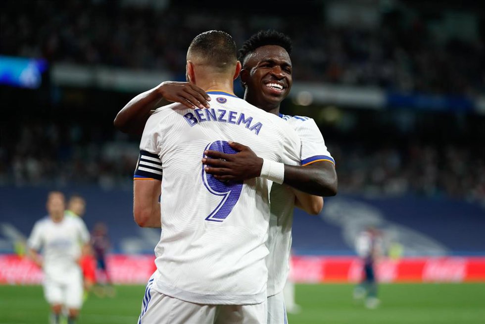 Archivo - Vinicius Junior y Karim Benzema celebrando un gol