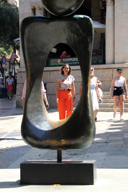 La ministra de Industria, Comercio y Turismo, Reyes Maroto, durante su visita a los jardines de sHor del Rei de Palma, a 5 de agosto de 2022, en Palma de Mallorca, Mallorca, Baleares (España). Durante el encuentro, ha hecho una valoración de la actualida