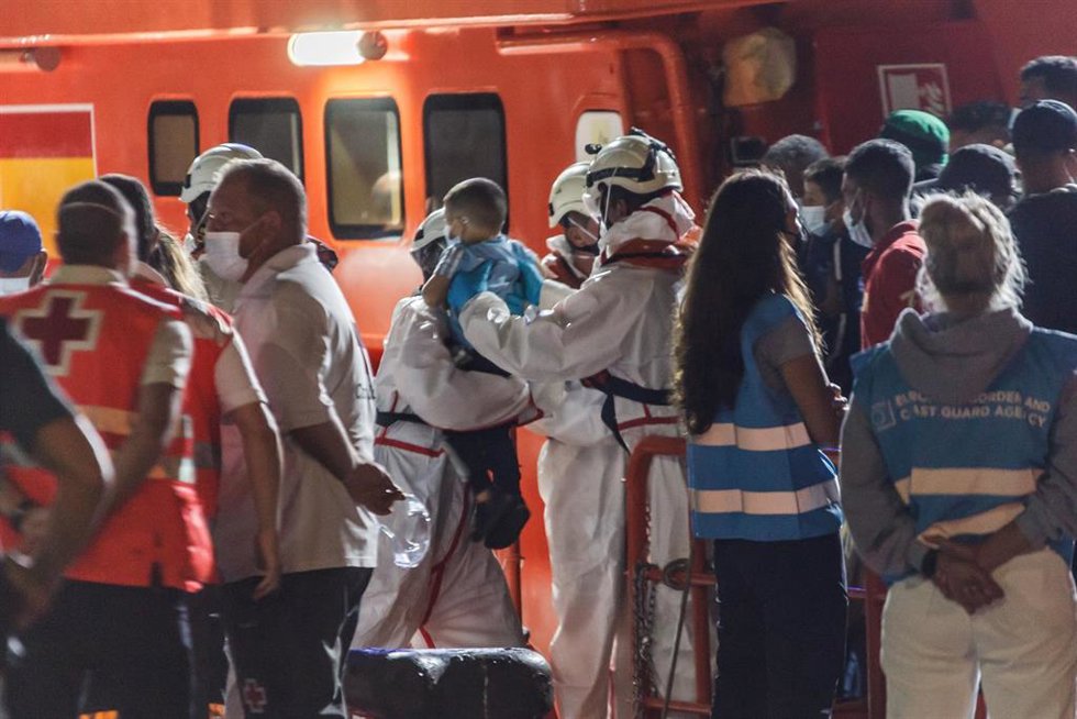 Archivo - Agentes del Servicio Marítimo con migrantes rescatados