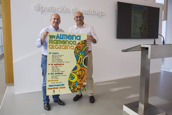 Antonio Pérez, alcalde de Alozaina (Málaga), junto al diputado provincial Manuel López Mestanza, en la presentación de una nueva edición de la Almena Flamenca