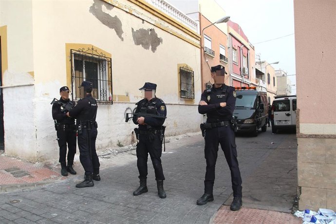 Archivo - Policías acordonan la calle Valdiviadel barrio almeriense de Pescadería-La Chanca (Almería). 