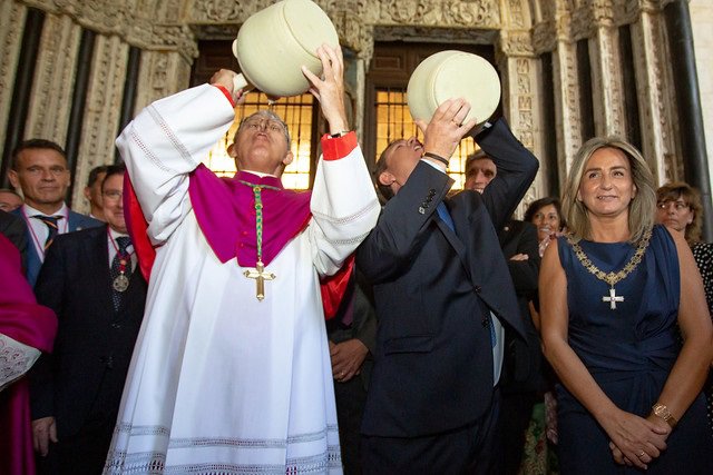 Archivo - La tradición de beber agua de los botijos en Toledo
