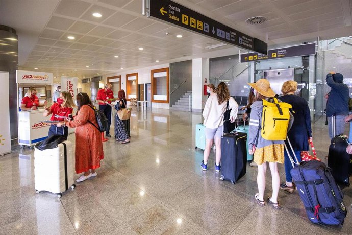 Archivo - Pasajeros en el aeropuerto de Menorca.