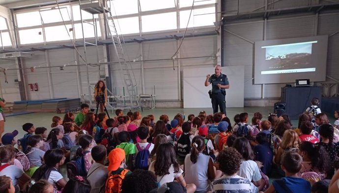 Niños de las ludotecas municipales conocen de primera mano la labor de la Guardia Civil; "Igual despertamos vocaciones"