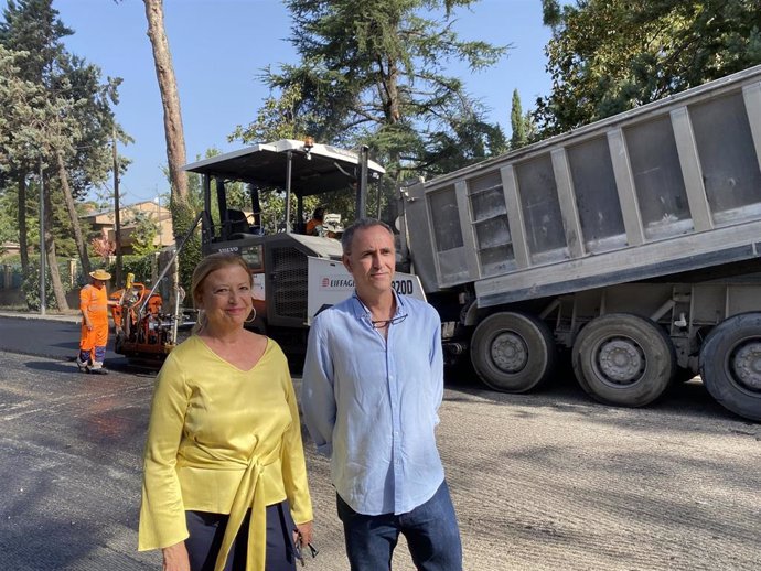 La delegada de Obras y Equipamientos del Ayuntamiento de Madrid, Paloma García Romero, en una visita al asfaltado del distrito de Hortaleza (Madrid).