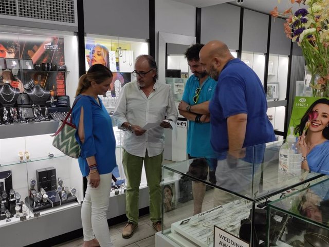 La presidenta del PP de Baleares, Marga Prohens, y el presidente de los 'populares' en Palma, Jaime Martínez, durante una visita a distintos comercios de la capital balear.