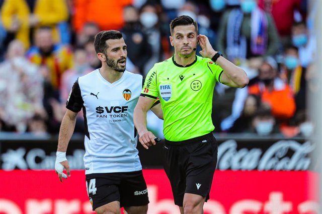 Archivo - El capitán del Valencia, José Gayà, protesta a Del Cerro Grande. 