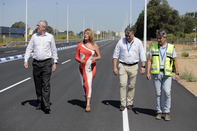 La presidenta del Puerto de Huelva, Pilar Miranda, visita los trabajos que se están realizando en la carretera de acceso al Muelle Sur.