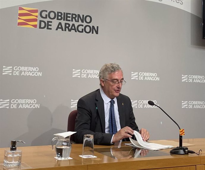 El consejero de Agricultura, Ganadería y Medio Ambiente del Gobierno de Aragón, Joaquín Olona, explica el nuevo Decreto-ley de ayudas para agricultores y ganaderos afectados por el incendio de Ateca.