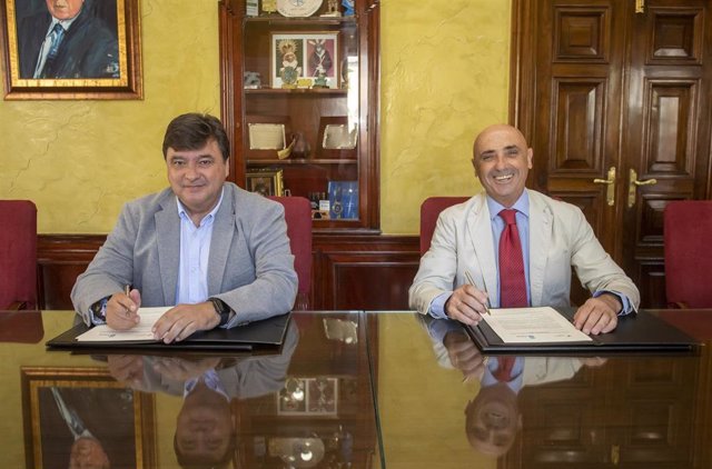 El Alcalde De Huelva, Gabriel Cruz (Izquierda), Y Jesús Velasco, En Representación De La Fundación Cepsa, Han Suscrito Un Nuevo Convenio De Colaboración En Materia Medioambiental.