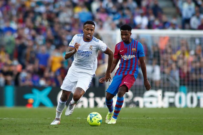 Archivo - Eder Militao y Ansu Fati durante un Clásico de Liga Santander