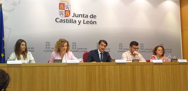 El consejero de Medio Ambiente, Vivienda y Ordenación del Territorio de la Junta de Castilla y León, Juan Carlos Suárez-Quiñones, presenta la resolución de las ayudas Reca junto a la Mesa del Diálogo Social