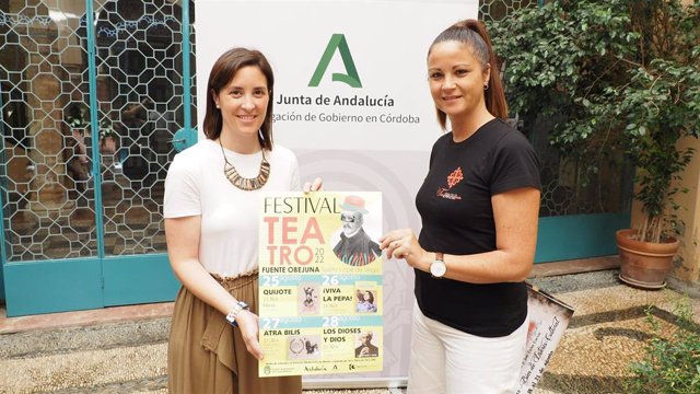 Cristina Casanueva y Silvia Mellado con el cartel del 'Festival de Teatro Clásico Fuenteovejuna'.