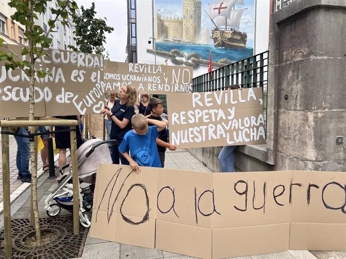 Un grupo de ucranianos sostiene pancartas en la sede del Gobierno de Cantabria por las declaraciones de Miguel Ángel Revilla sobre la guerra