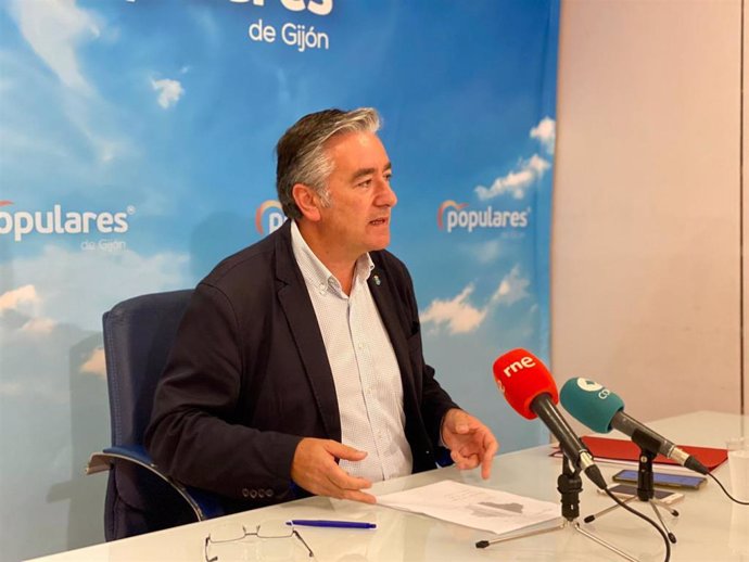 Archivo - El presidente del PP de Gijón, Pablo González, en rueda de prensa.